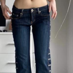 Superfina mörkblå jeans med strass i stretchigt material. Förutom några få diamanter som ramlat av så är den i helt perfekt chick. Storleken står som 42, men jag skulle säga att den passar 38/36. Kika även gärna på mina andra plagg! 🥰