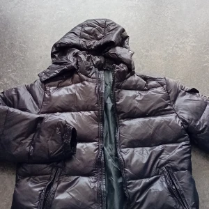 Svart dunjacka - Helt ny. Aldrig använd.Nypris 800kr. 