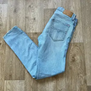 Ett par Tiger Of Sweden jeans i modellen pistolero! Bra skick i en väldigt snygg färg! Hör gärna av dig vid frågor!🤩