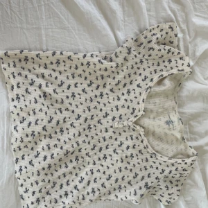 Blommig t-shirt - väldigt bra skick, använde ganska mycket i somras men aldrig längre💖