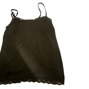 Svart linne med spets  - Använd några gånger men i bra skick. 