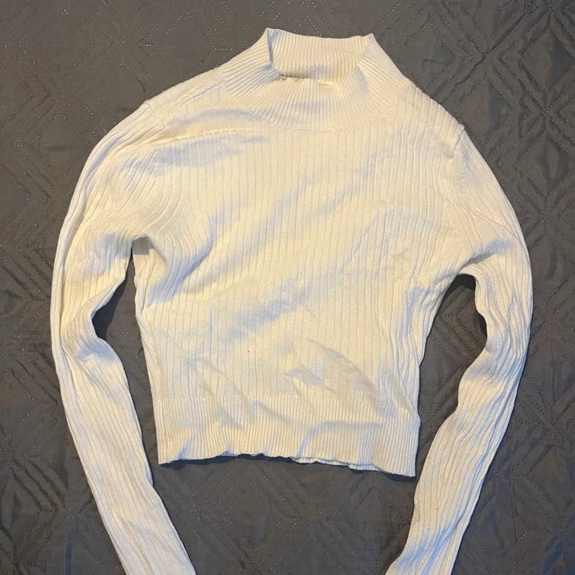 Kort vit topp! Jättefint basicplagg, inga fel 🫶🏼🫶🏼 - 90