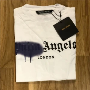 Palm angels t-shirt  - Storlek M nytt skick 10/10 säljs för passar inte