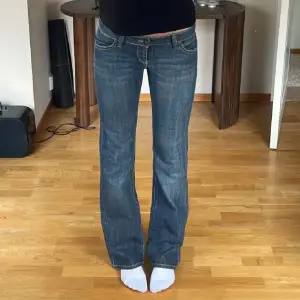 Superfina lågmidjade jeans från redstar i bra skick. Säljer då de tyvärr är för stora för mig. Innerbenslängden är 82 cm och tjejen på bilden är 177 cm. Skriv gärna om ni har några frågor💕