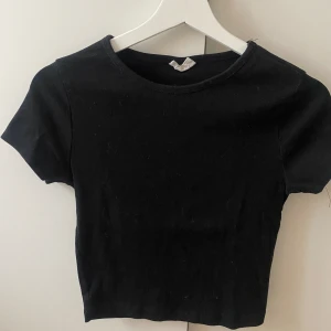 Svart T-shirt  - Svart T-shirt från Ginatricot!