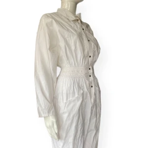 Jumpsuit  - Vit jumpsuit i fint skick. Storlek 36, genomskinlig! Dockan använder storlek XS. 