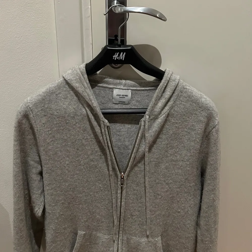 Rikrigt snygg John Henrik cashmere hoodie.  Säljer på grund av att den inte används längre. Skick 10/10 nypris 2500 . Stickat.