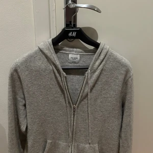 John Henric Cashmere Hoodie  - Rikrigt snygg John Henrik cashmere hoodie.  Säljer på grund av att den inte används längre. Skick 10/10 nypris 2500 