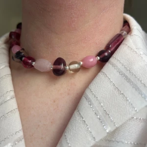 Handgjort pärlhalsband  - @bladhsmycken på Instagram 