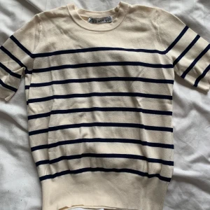 Randig stickad kortärmad  - Jätte snygg till sommaren, bara använd fåtalgånger så i väldigt bra skick! 