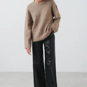 Säljer denna beiga/bruna stickade populära tröjan från Gina Tricot. Helt slutsåld på hemsidan och bra skick. Storlek XS. Skriv om du undrar något💕