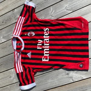MILAN TRÖJA❤️🖤 - Hej, säljer denna riktigt snygga Milan tröja. Plagget är i nyskick, priset är inte hugget i sten och går att diskuteras! // mvh Dalarna_resell