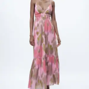 Superfin klänning från Zara som tyvärr bara har kommit till användning 1 gång. Säljs inte längre! 🌸