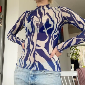 Meshtopp - Cool meshtopp från Monki. Använd men i jättebra skick. 