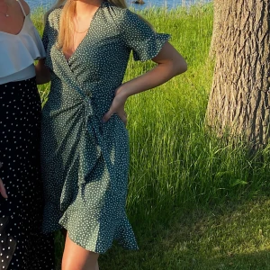Grön klänning - Sommarklänning i grön (svep för bättre bild på färgen, den är lite mörkare grön). I storlek XS men passar S också. Klänningen slutar strax innan knäna på mig och jag är 165cm (första bilden)