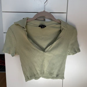 Mintgrön sommartopp - Söt kortärmad sommar/festtopp från Monki. Strl s, i ribbat/stretchigt material.