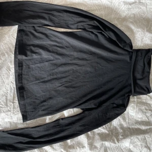 Svart turtleneck - Turtleneck i runt material. Strl 36 från shein. Sitter bra och är stretchig i materialet.