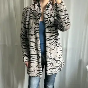 Zebra mönstrad faux fur kappa från ONLY. Längd: 85 cm. Armlängd (från armhåla/undersida): 49 cm. Inga defekter💕