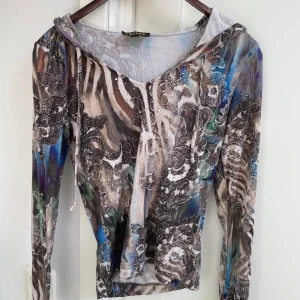 Långärmad t-shirt - Säljer denna jätte coola långärmade t-shirt, då den kommer inte till användning längre. Den är köpt från secondhand och är i ett bra skick👌 Det står på tröjan storlek 36 men jag skulle säga att den passar S💕