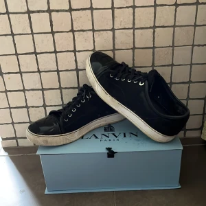 Lanvin skor - Säljer nu dessa schyssta och trendiga Lanvins då jag inte längre använder dem. Cap toen på båda skorna har blivit lite slitna men syns inte särskilt mycket vid användning. Skick 8/10 nypris :3999. Box o dustbag ingår Skorna är storlek UK6