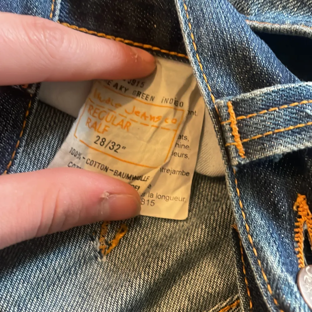 Tjena säljer mina nudie jeans som är knappt andvända då dem är lite för stora, storleken på byxan är 28/32 men skulle säga att det är mer en 30/32  Nypris:1699  Model: slim fit. Jeans & Byxor.