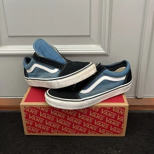 Vans skor - Säljer nu dessa schyssta Vans då de inte riktigt var min stil. Använda endast 2-3 gånger och har mycket kvar o ge. Snören finns med i lådan. Skick 9/10 nypris: 899