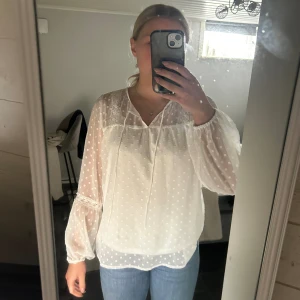 Blus - Vit blus från vila. Använd men är fortfarande väldigt bra skick. I strl 36