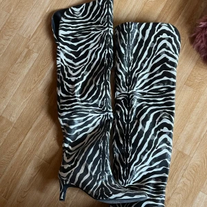 Zebra klack  - Perfekt hög klack, super lätta att gå i och sååå snygga! Endast använda 1 gång 