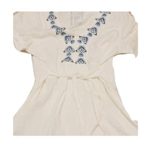 Tröja/klänning - En sommar tröja/klänning som är ifrån Kappahl. Den har blått broderi och ett band runt midjan om man skulle vilja justera den 😻 Storlek 40/42, aldrig använt.