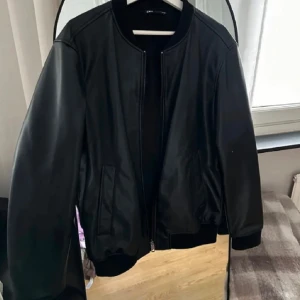 Läderjacka bomber - Jättefint skick men inte min stil längre🤍 går bra att klicka på köp nu!