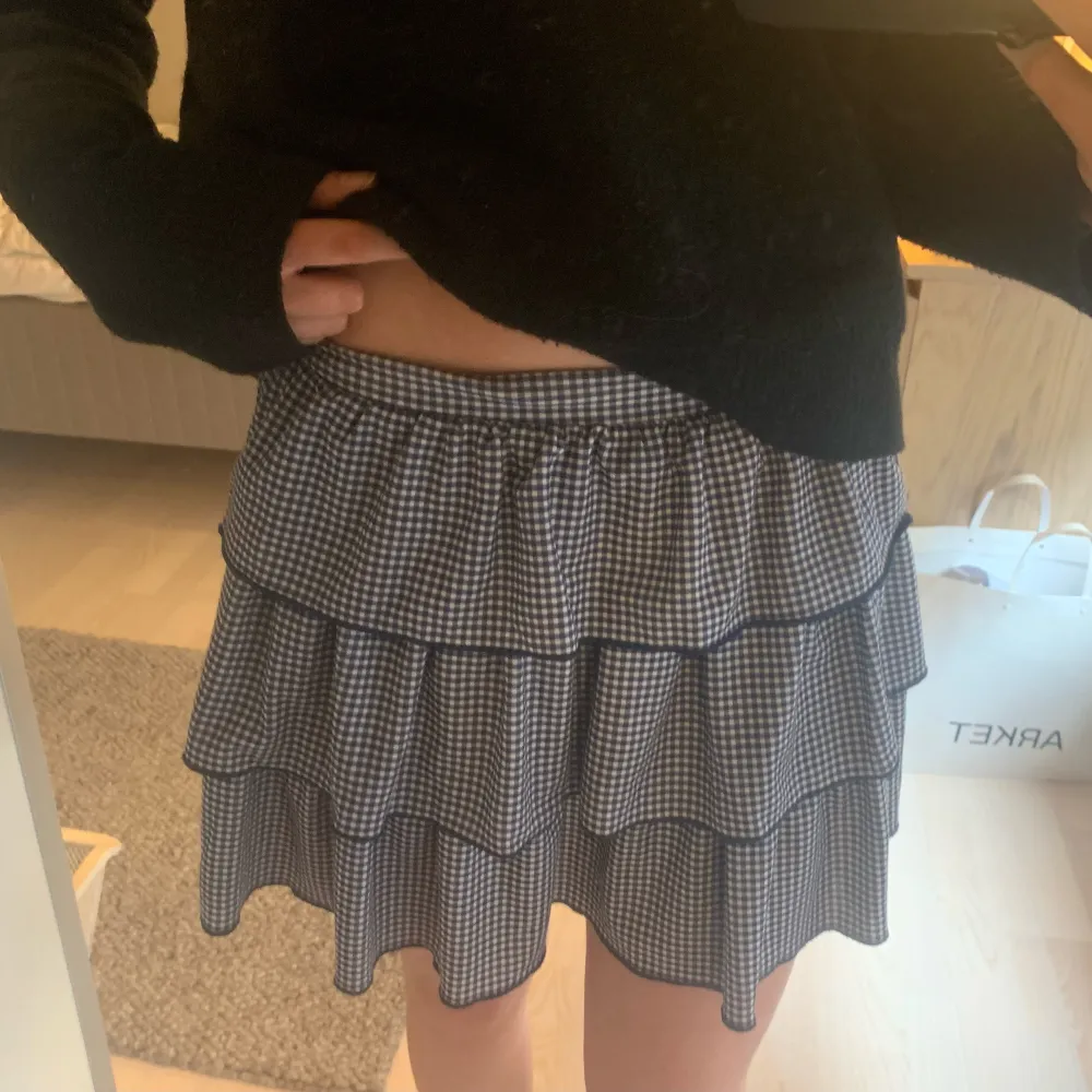  Denna populära slutsålda volang kjol från Zara. Fint skick, inga tecken på användning!💕💕. Kjolar.