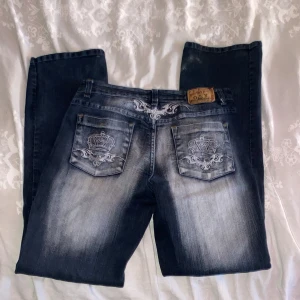 Y2k bootcut jeans? - Jätte snygga jeans som tyvärr nt är till nån användning längre. Jeansen skulle jag säga är midwaisted och dem har mycket stretch. Kom privat innan du köper 😋