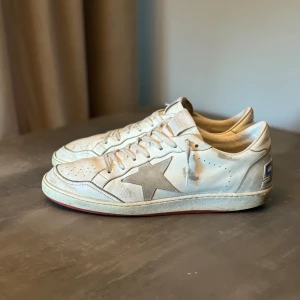 Golden goose  - Tja säljer nu dessa super snygga Golden goose ball star ⭐️ storlek 42 passar 42-43👌 nypris 6799kr mitt pris 2425kr🔥💯 priset går att diskutera vid snabb affär 