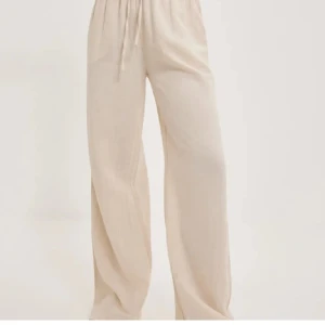 Linnebyxor - Jag säljer dessa jätte fina linnebyxor från Nelly. Byxorna är ganska pösiga och är i storlek 32. Säljer även ett par i 34❤️