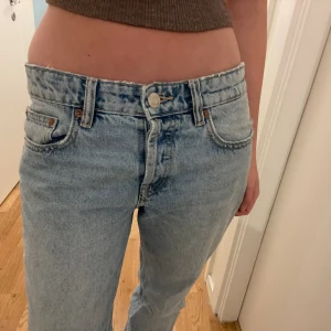 Zara midwaist jeans - Ljusblå, bra skick, storlek 36
