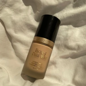 Born this way foundation  - Säljer denna born this way foundation från toofaced i shaden ”Snow”. Har endast använd få pump så nästan helt full. Säljer pga fel färg. Originalpris: 520 kr. Frakt tillkommer skriv vid frågor ❤️