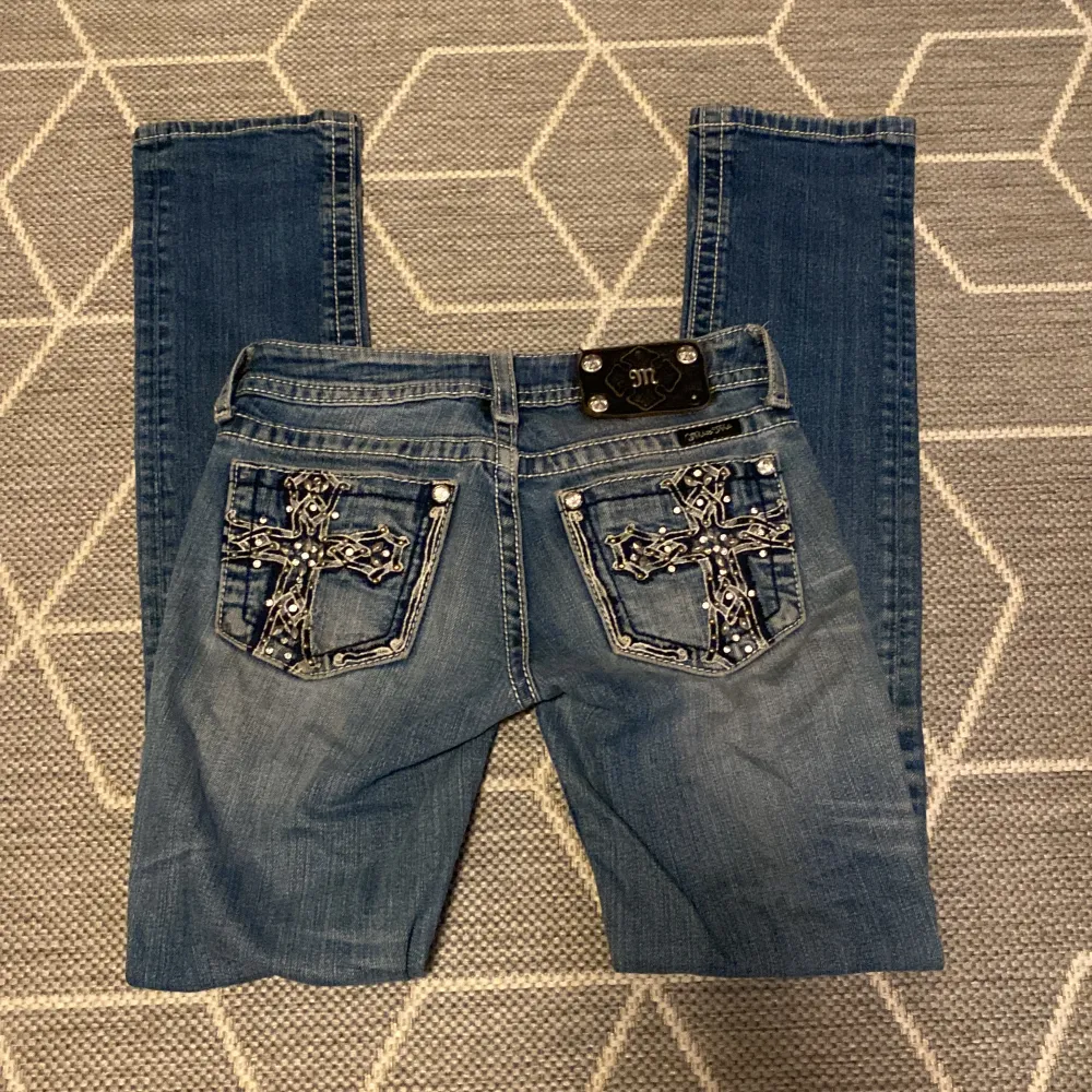 miss me jeans i modellen ”straight” med kors på backfickorna💗säljer på grund av att dem är för små för mig. Jeans & Byxor.