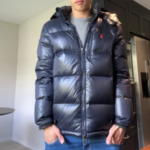 Ralph lauren Jacka  - Säljer en super snygg Ralph jacka bra skick 9/10 nypris 5400 mitt pris 2800 hör av dig om du har några frågor eller funderingar! Pris kan diskuteras såklart vid snabb affär!🤩🤝