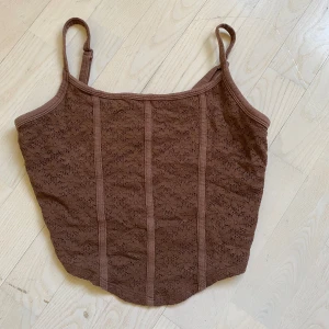 Topp - Fint skick. Använd men fin.  Från Hollister. Fler bilder kan visas!! 