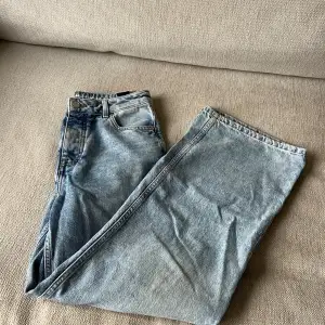 Blå bikbok jeans i storlek w28, nyskick! Raka midwaist 🌷