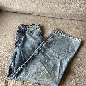 Blå bikbok jeans  - Blå bikbok jeans i storlek w28, nyskick! Raka midwaist 🌷