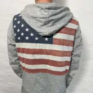 En schysst zip hoodie från. Storlek M och modellen på bilden är ca 183 cm. Fint skick. Nypris runt 2000kr, köp för endast  399kr.  Fast pris gäller🤝