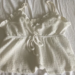 Söt topp  - En fin top, inga fläckar eller skador. Köpte förra sommaren. Storlek är xs❤️