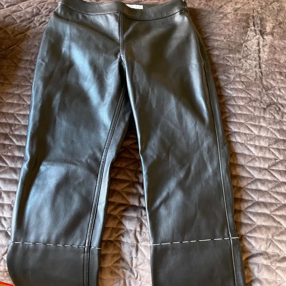 Superfina short bootcut skinnbyxor med cool design både fram och bak som jag själv sytt dit. Det går självklart att ta bort detta om man vill. . Jeans & Byxor.