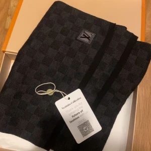 LV halsduk - Lv halsduk 9/10 Skick använt fåtal gånger inga hål eller flaws pris 1400 kan gå ner vid snabbaffär köpt hos versitare collective  Box tillkommer med halsduken!