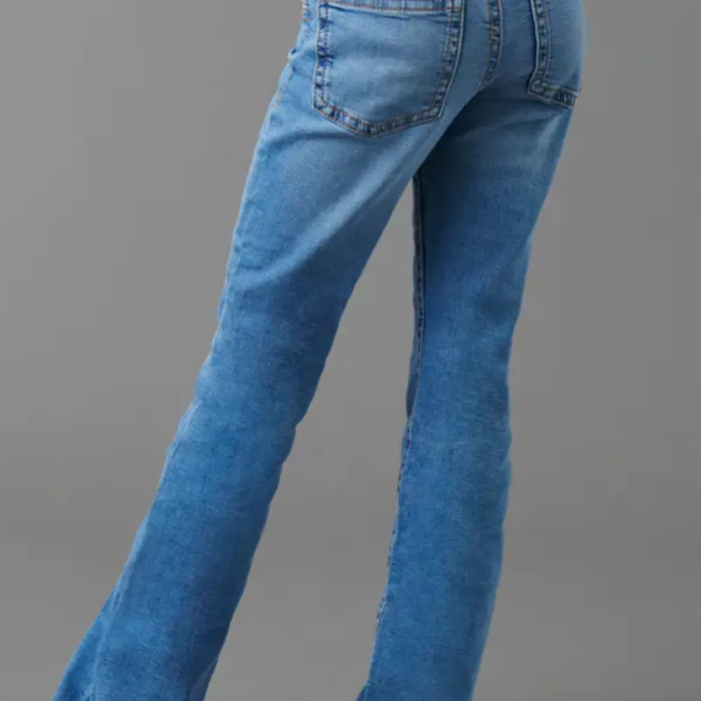 Säljer mina sånna jeans, kom privat för egna bilder. Säljer pga att de är försmå och använder inte längre, de är i väldigt gått skick och inte använda många gånger! 💗. Jeans & Byxor.