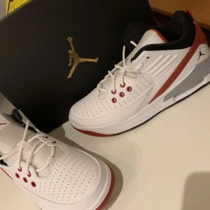 Jordan Max Aura 5  - Helt nya inte min storlek priset kan diskuteras 