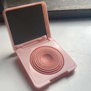Caia blush - Säljer min blush ifrån Caia då den aldrig kommer till användning. Nypris 265 kr. Den är använd endast en gång. Färgen är Wild Strawberry💓💓