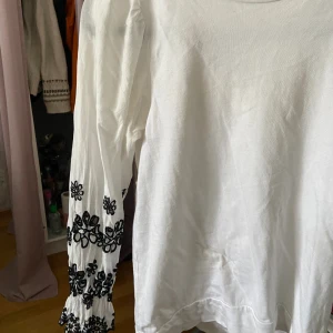 Vit blus - Vit blus från Kappahl, med spets på armen. Storlek XS men passar mig perfekt som är en S💛