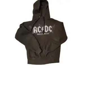 As grym AC/DC hoodie! Tryckt på en: fruit of the loom hoodie Storlek M/S  Säljer den pga den inte passar mig I använt skick